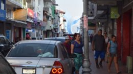 Mujeres caminando por las calles del centro de Manzanillo | Foto: El Noticiero de Manzanillo
