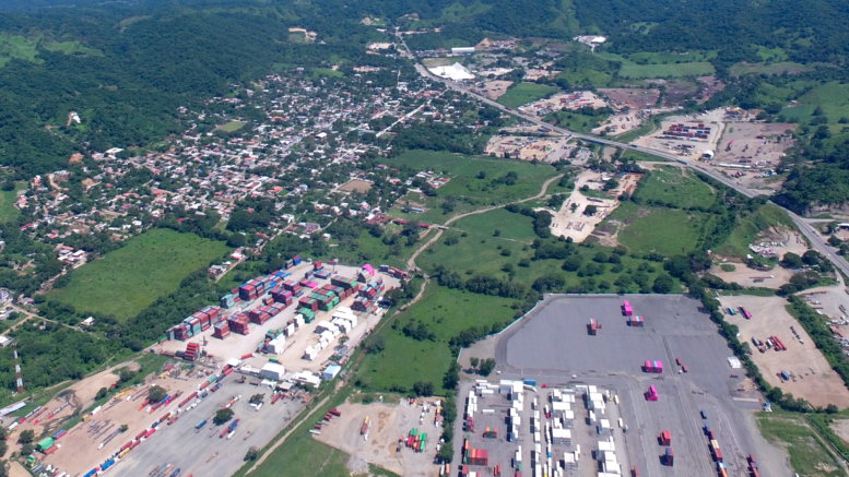 Patios de contenedores rodean a Jalipa | Foto: El Noticiero de Manzanillo